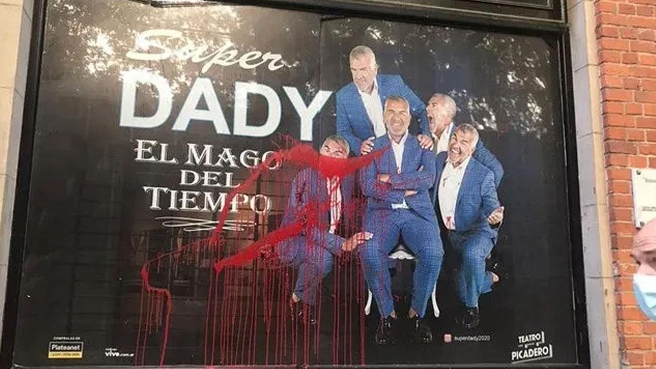 Escrache a Dady Brieva: arrojaron pintura y excremento al teatro donde se presenta