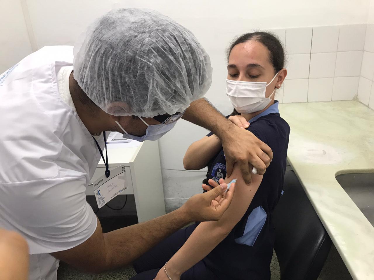 Lorena Basualdo recibiendo la vacuna Sputnik V