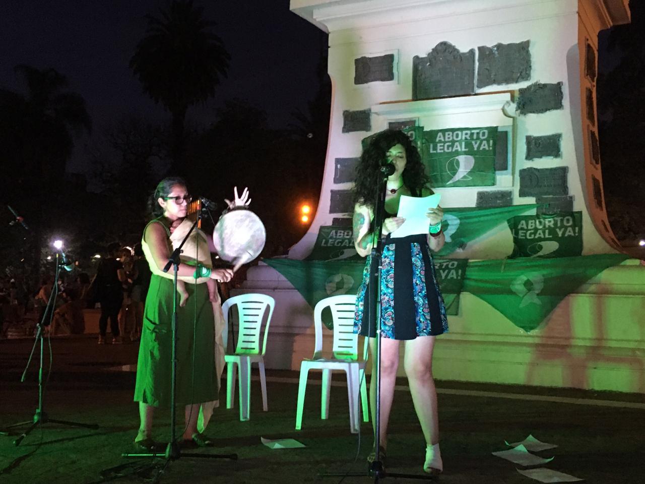 Vigilia en apoyo a la legalización del aborto en la plaza San Martín