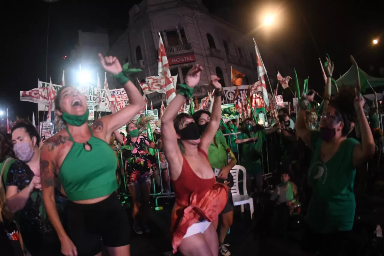 EN EL CONGRESO. Miles de mujeres festejaron la aprobación de la ley. TÉLAM 