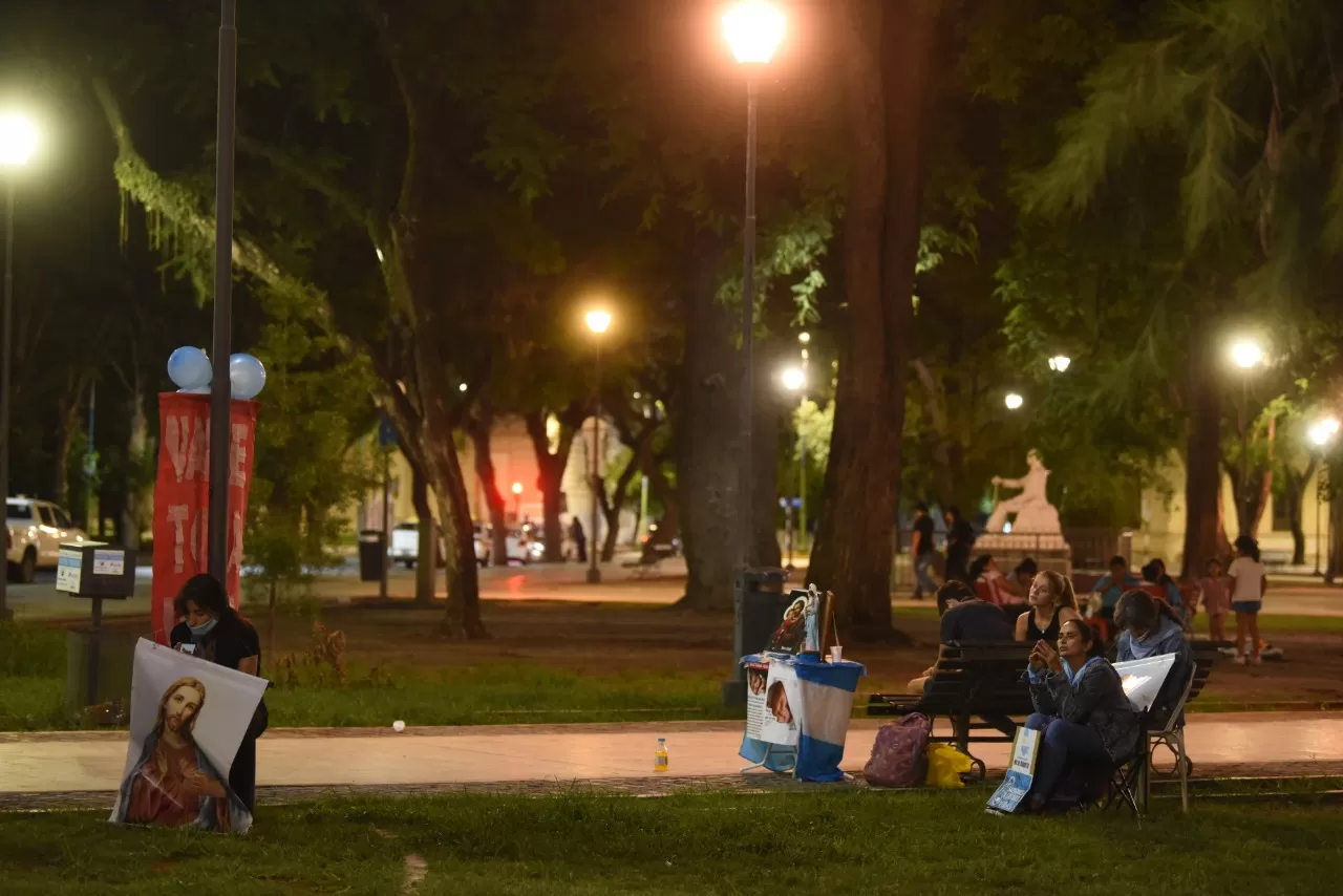 DESILUSIÓN. Los presentes en la plaza Urquiza no pudieron ocultar su angustia.LA GACETA/FOTO DE DIEGO ARÁOZ 