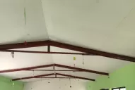 No les preocupa tanto la lluvia sino los cables que cuelgan