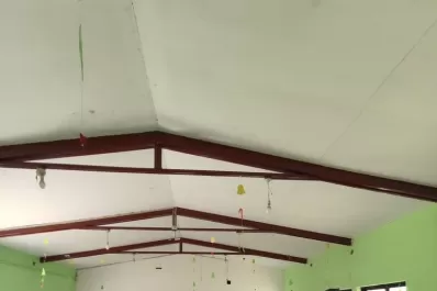No les preocupa tanto la lluvia sino los cables que cuelgan