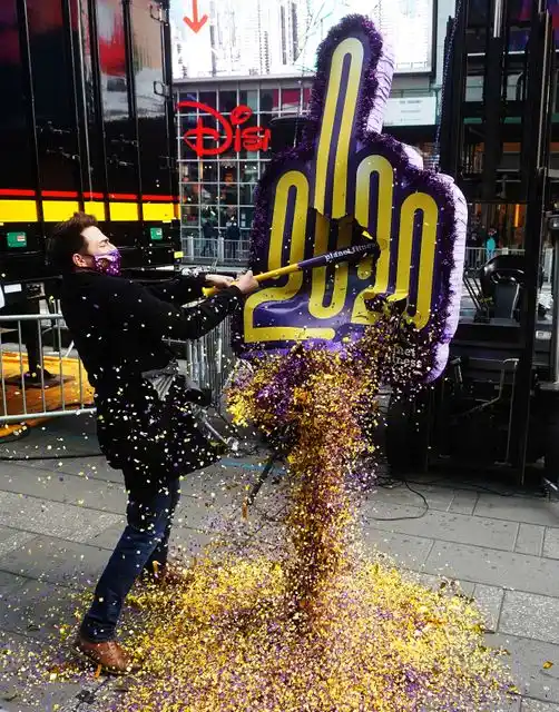 MANHATTAN. Rompiendo la piñata del año 2020, en Nueva York.  