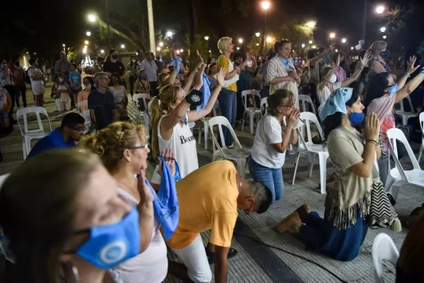 Con pañuelos celestes oraron por el rechazo del proyecto