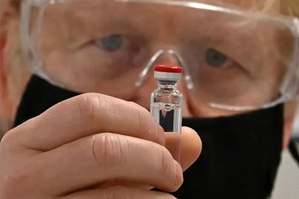 Apoyo masivo a la vacuna de Oxford, tras mostrar poco efecto ante la cepa africana