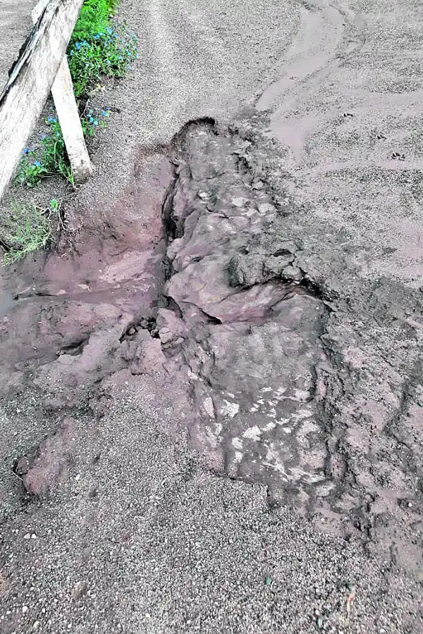 GRAVE PERJUICIO. Hubo sectores de la pista, donde se dañó el contrapiso.