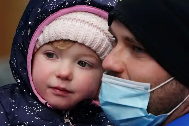 NUEVA YORK. Un niño junto a su padre observan las celebraciones.  