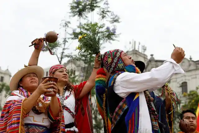 PERÚ. Un chamán trata de predecir lo que le espera al mundo en 2021.  