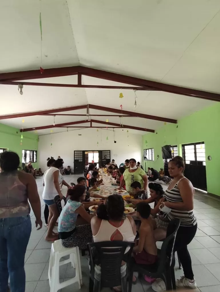 ALMUERZO COMUNITARIO. En el comedor del CIC del barrio Los Pocitos fueron asistidas las familias, especialmente los niños, que se evacuaron. fotos nicolas sanchez picón