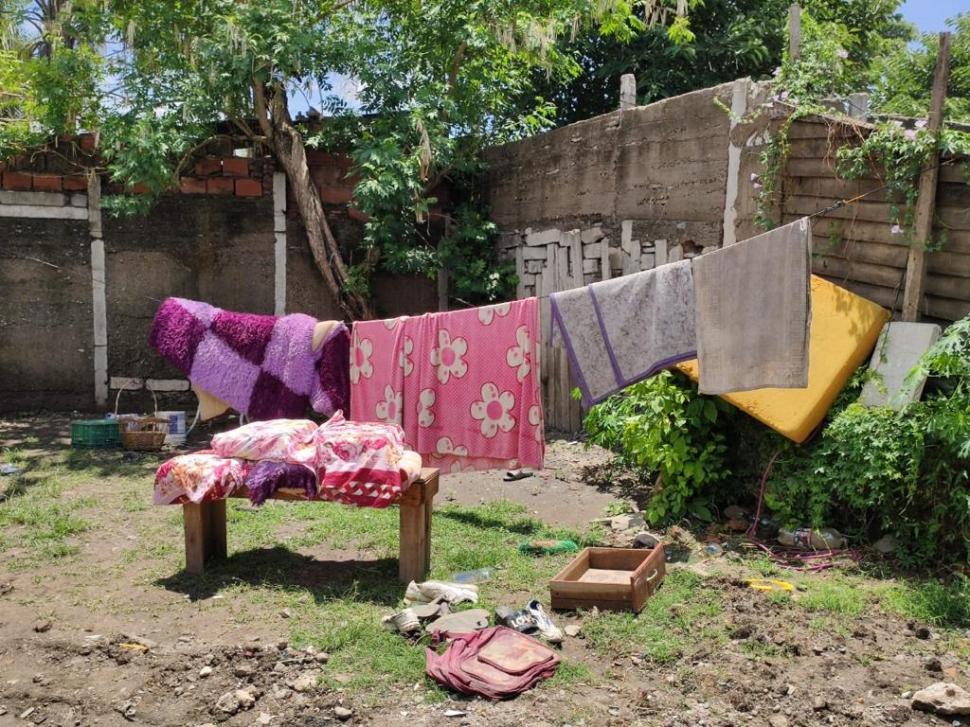 BENDITO SOL. Ropa de cama y otros enseres se secan al aire libre. 