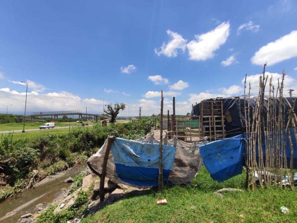 PELIGRO. Las paredes del canal cedieron y el agua avanzó sobre las casas.