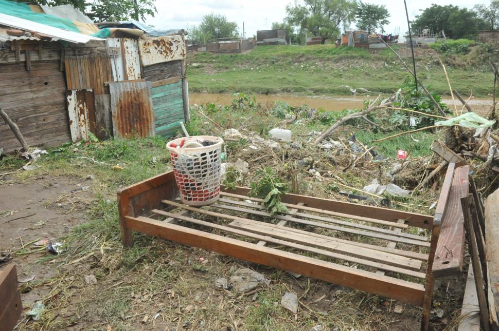 PARA QUE SE SEQUE. Una cama de madera fue puesta al sol para ver si es posible recuperarla.