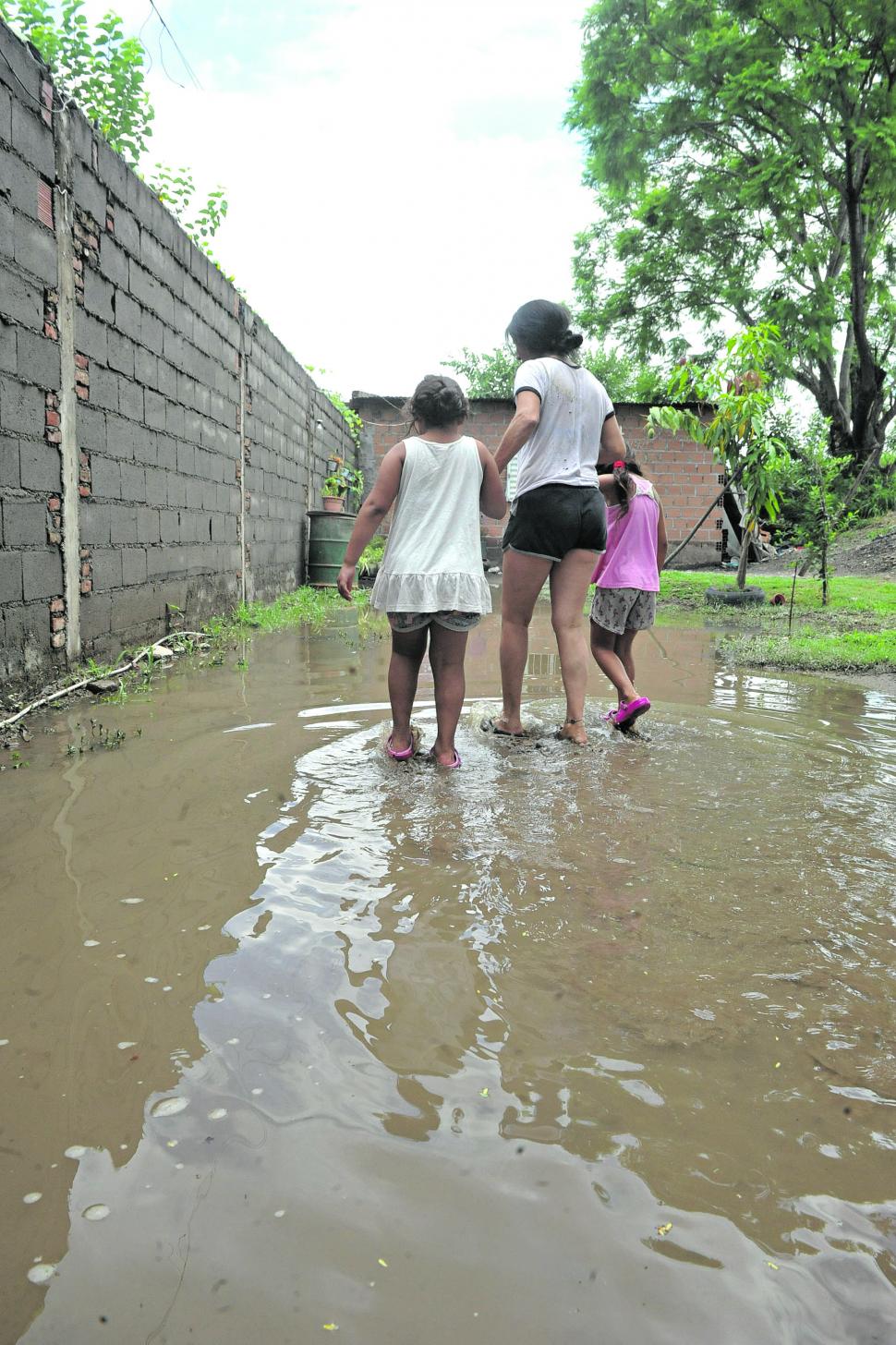 BARRO Y AGUA. Todavía no se puede transitar por algunos barrios del sur de la capital.