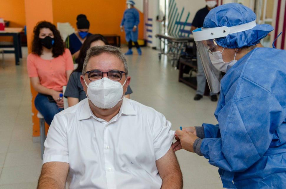 EN CATAMARCA. El gobernador Raúl Jalil fue uno de los primeros en vacunarse en su provincia.