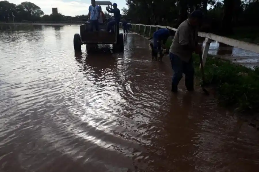 TRABAJO INTENSO. Los empleados del hipódromo se dedicaron todo el día a sacar el agua y la basura que había en la pista.