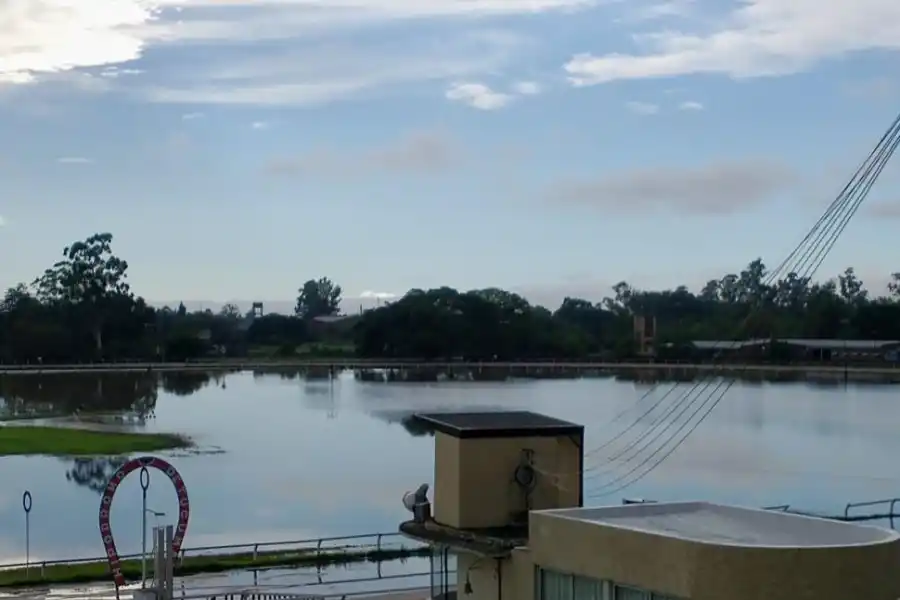 UNA PILETA. El sector norte del óvalo acumuló una gran cantidad de agua.