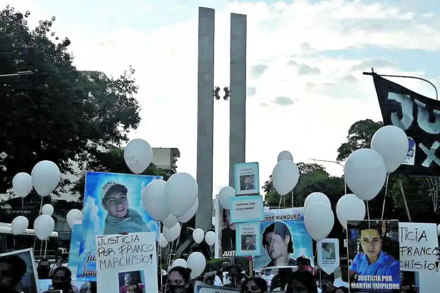 SUELTA DE GLOBOS. Homenajearon a las víctimas de homicidios. 