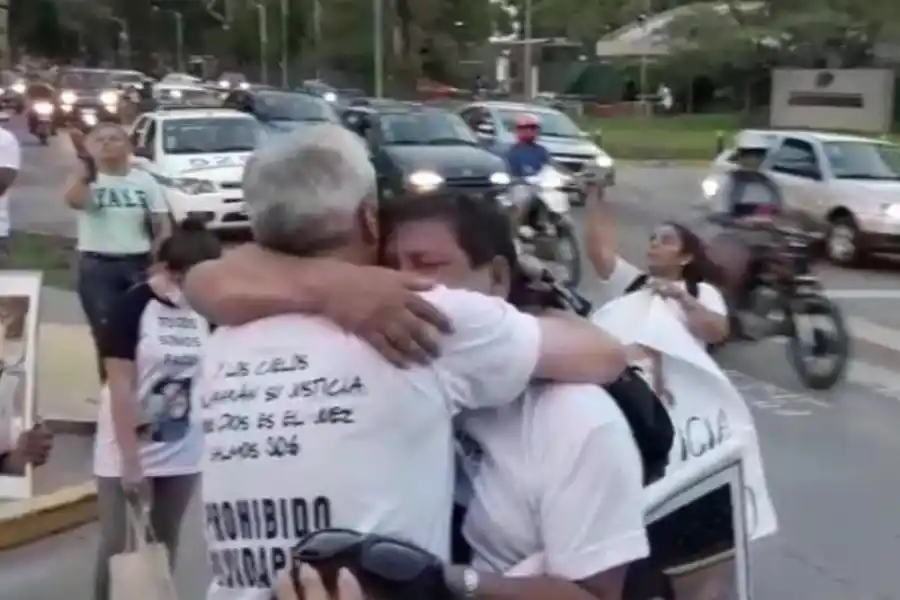 ABRAZO Y LLANTO. Santiago Villegas consuela a Eduardo Quipildor.