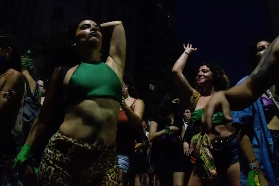 Cantos, baile y lágrimas de emoción en los festejos por la legalización del aborto
