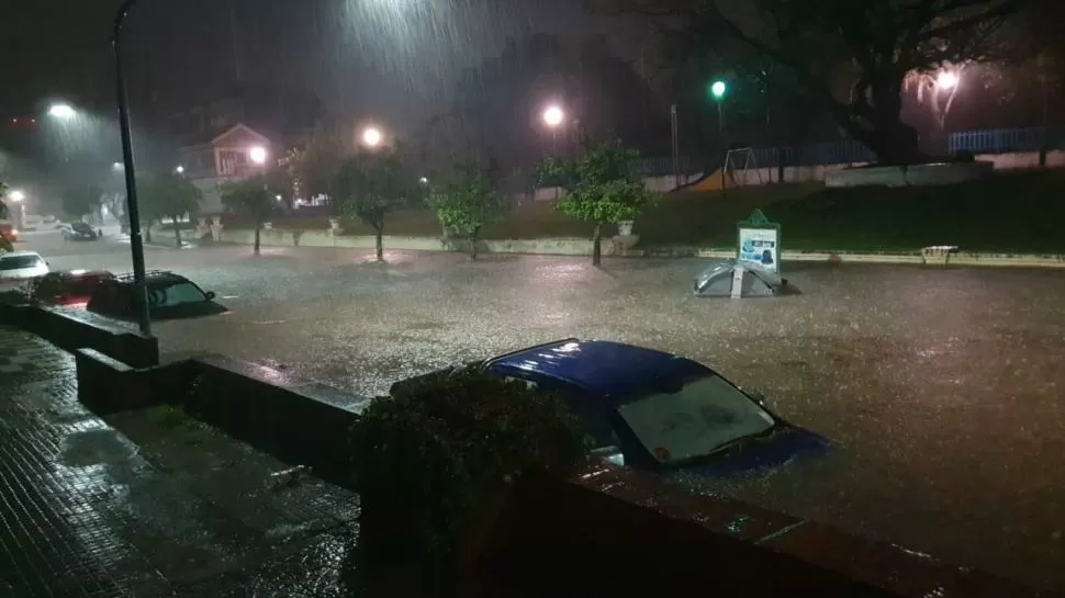 SUMERGIDOS. Muchos vehículos quedaron varados y bajo el agua en las calles de la capital debido a la tormenta.  