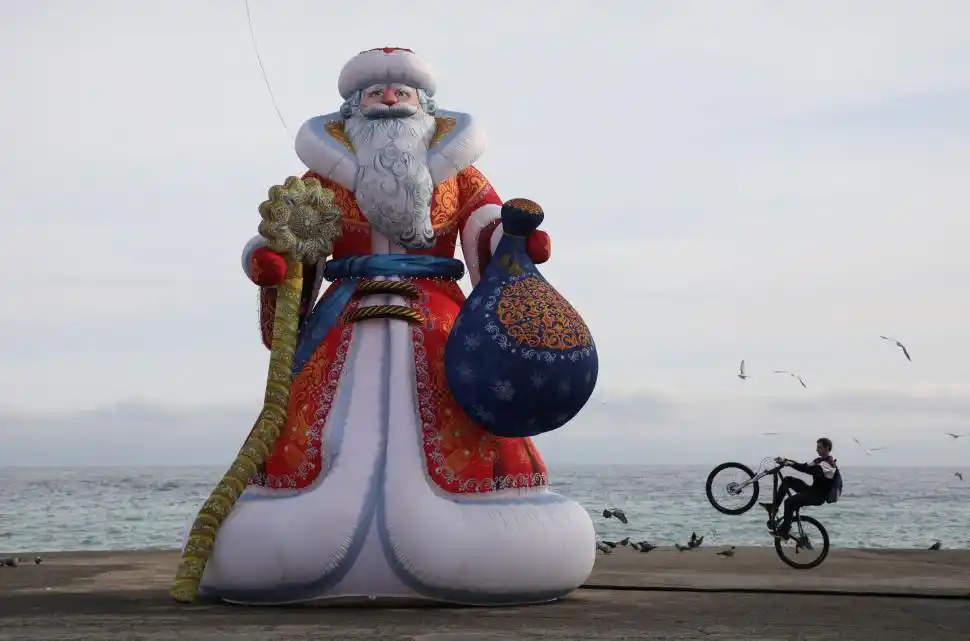 PAPÁ NOEL RUSO. Su nombre es Ded Moroz y es el protagonista de las fiestas navideñas en Crimea, Rusia.  