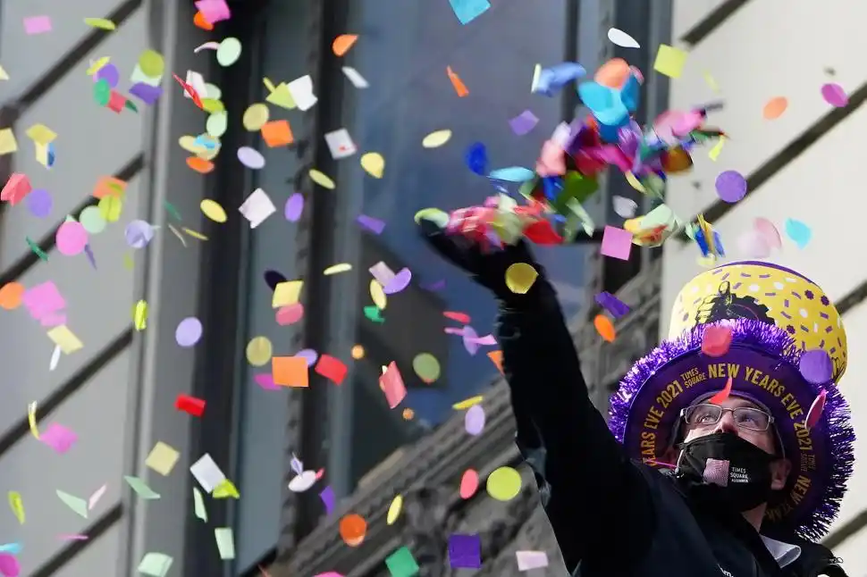TIMES SQUARE. Un joven celebra momentos previos al Año Nuevo.  