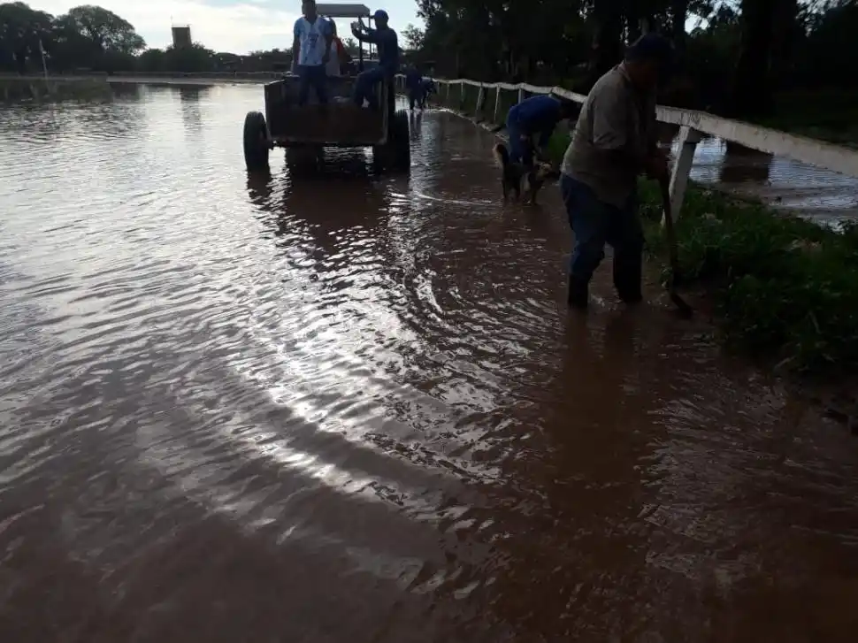 TRABAJO INTENSO. Los empleados del hipódromo se dedicaron todo el día a sacar el agua y la basura que había en la pista.