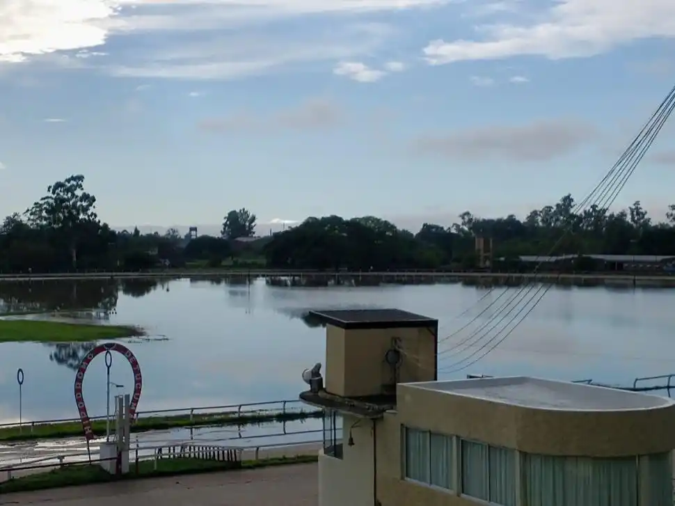 UNA PILETA. El sector norte del óvalo acumuló una gran cantidad de agua.