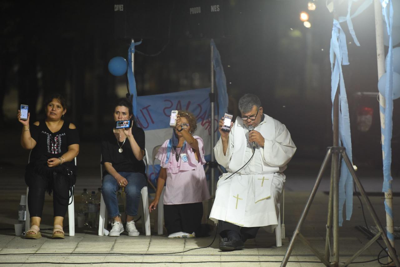 ACOMPAÑADOS. Un sacerdote estuvo con los manifestantes 