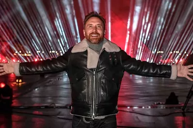 David Guetta despide el año con un show por streaming desde el Louvre