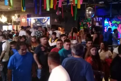Operativo policial: desalojaron un boliche donde había unos 300 jóvenes