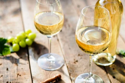 Rosados, blancos, naranjas y tintos ligeros: una guía de vinos para disfrutar los días cálidos