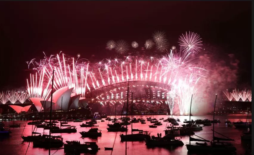 Los fuegos artificiales explotan sobre la Ópera y el Puente del Puerto en Sídney, Australia, 1 enero 2021. REUTERS/Loren Elliott