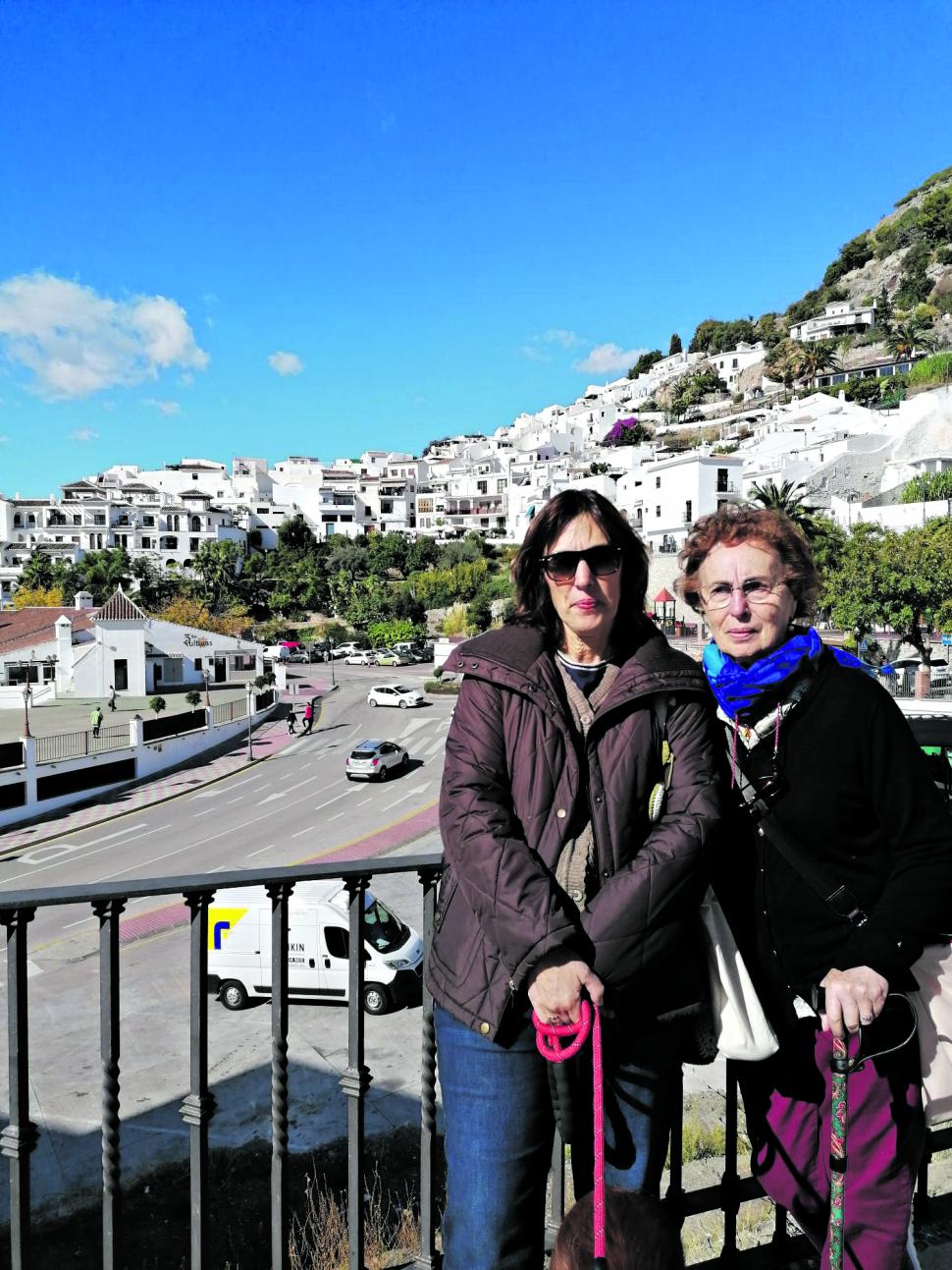 EN ESPAÑA. Silvia Vallejo, con su madre, durante un viaje a Málaga.