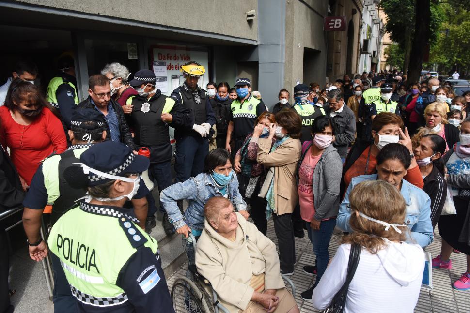 DESBORDE TOTAL. Las filas colapsaron en la reapertura bancaria.