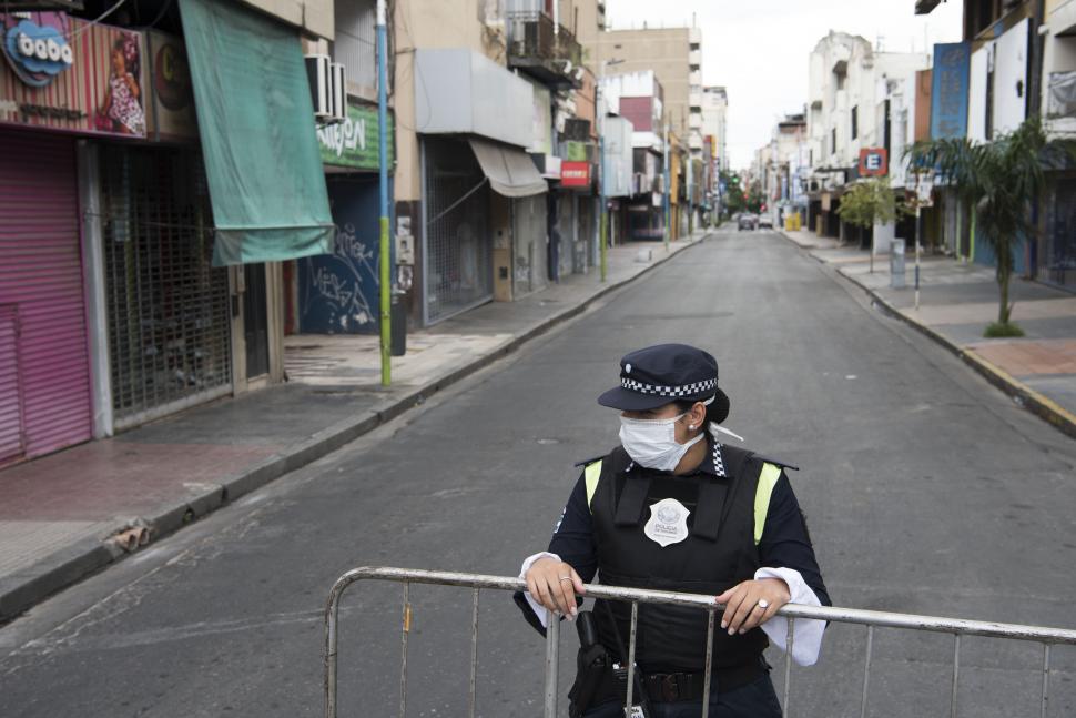 NO PASAR. A fines de marzo, casi nadie podía ingresar al microcentro.