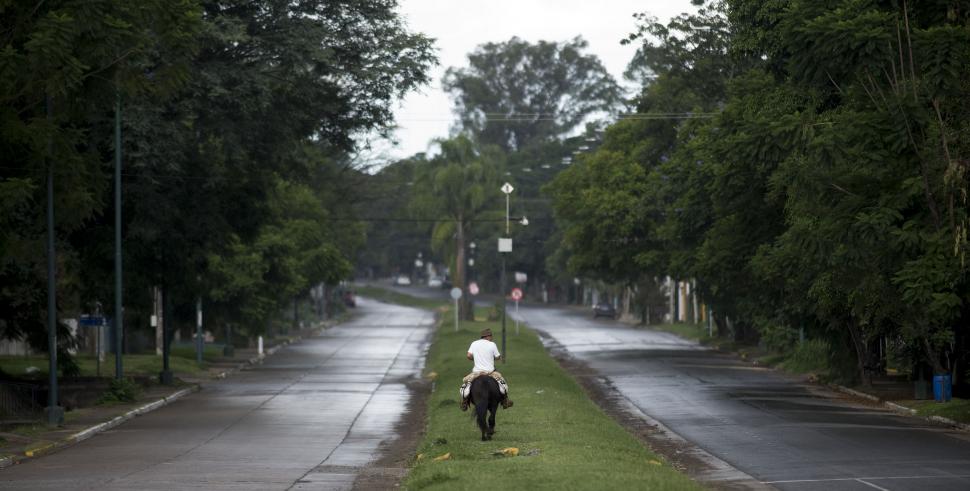 UNA AVENIDA DESOLADA. Un hombre cabalga sin compañía por la principal vía de Yerba Buena, que al inicio de la cuarentena lucía postales atípicas. LA GACETA / FOTO DE DIEGO ARÁOZ
