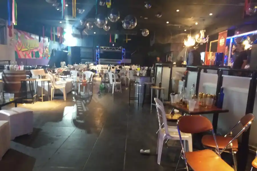 El salón, tras el desalojo. 