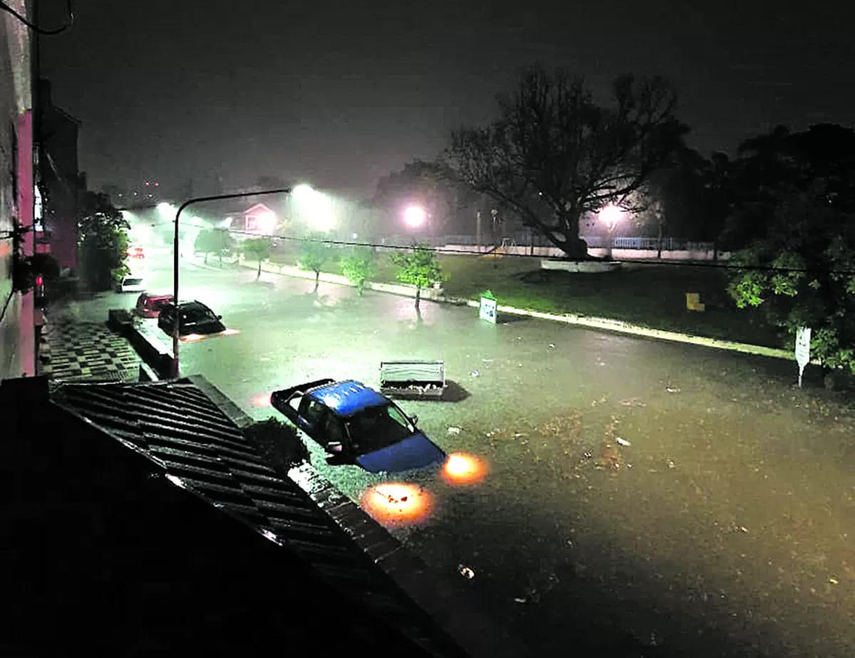 UNA PILETA. En la capital cayeron cerca de 120 milímetros en poco más de una hora durante la tormenta que se desató el pasado lunes.