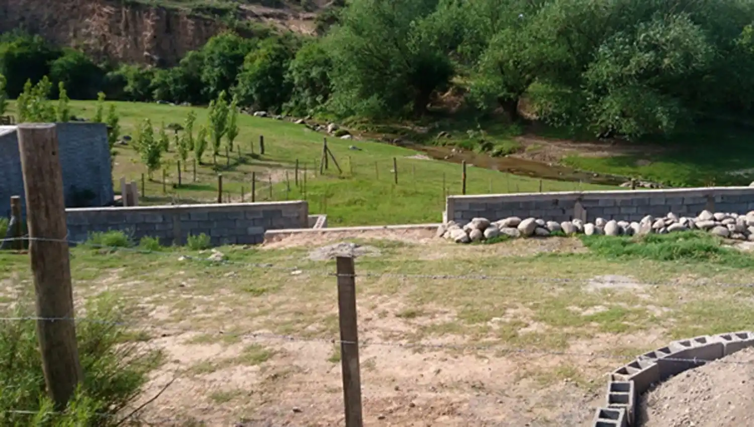 CAMINO DIFICULTOSO. El acceso al arroyo Los Morales quedó limitado por esta vía. 