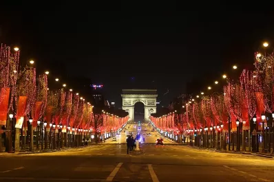 Azotado por la pandemia, el mundo recibió el 2021 con cautela y menos festejos