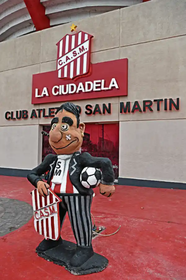 SÍMBOLO. La figura fue traída desde Tafí Viejo y emplazada en Bolívar y Pellegrini.