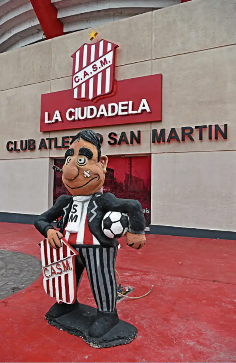 SÍMBOLO. La figura fue traída desde Tafí Viejo y emplazada en Bolívar y Pellegrini.