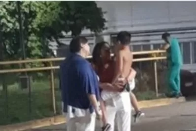 Un niño recibió el impacto de una bala perdida y lo salvó el crucifijo que tenía