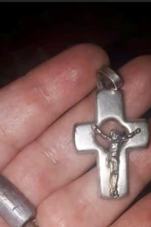 El crucifijo y la bala perdida