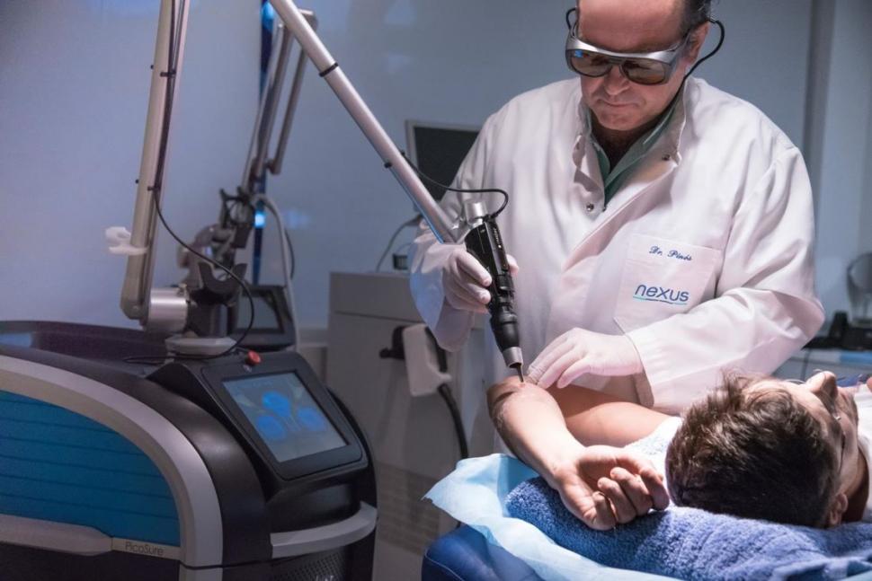 TRATAMIENTO QUIRÚRGICO. Los médicos consideran a los tatuajes una lesión en la piel y pueden removerlos.