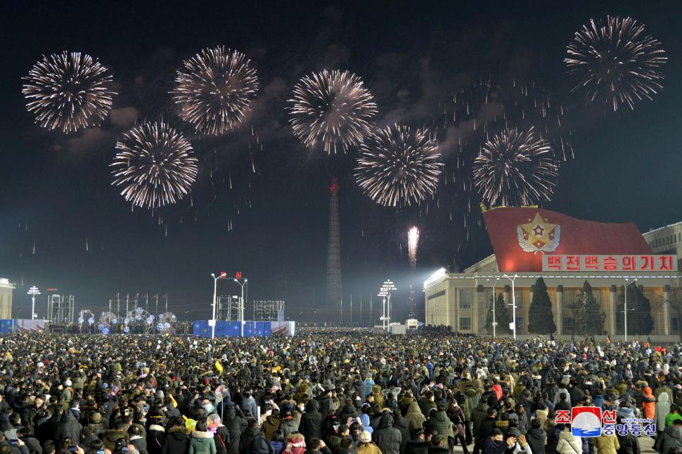 SIN MIEDO. Una multitud salió a la calle para admirar los fuegos artificiales en Corea del Sur. 