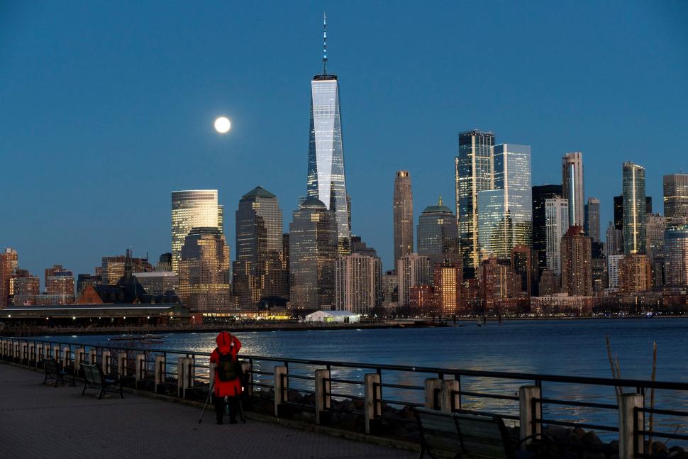 ¿LA CIUDAD QUE NUNCA DUERME? Los espacios públicos de Nueva York lucen desolados en medio de la segunda ola de coronavirus.