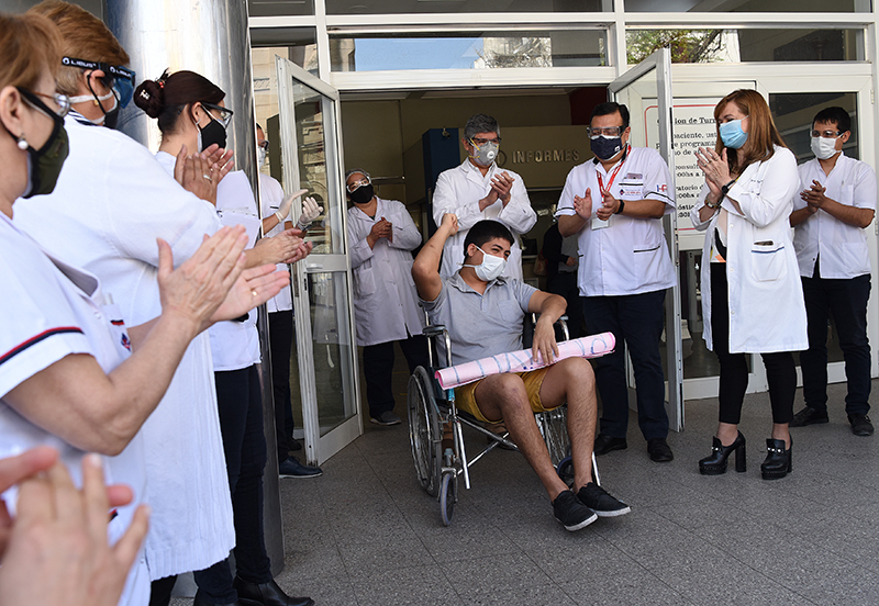 EN EL PADILLA. El personal de salud celebra con aplausos la recuperación de un enfermero que superó el coronavirus. LA GACETA / FOTOs DE JOSé NUNO, DIEGO ÁRAOZ, franco vera, INÉS QUINTEROS ORIO y antonio ferroni 
